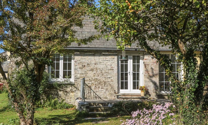 Morwellham Cottage | THE DAFFODIL SHED, pet friendly, with a garden in Bere Alston