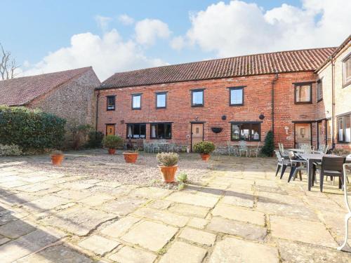 Fakenham House | The Dairy Barn
