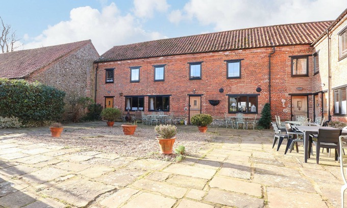 Fakenham House | THE DAIRY BARN, pet friendly, character holiday cottage in Fakenham