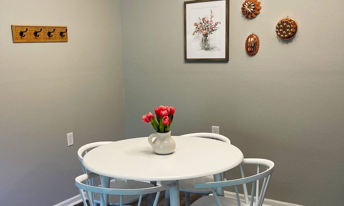 Hamilton Apartment | The Deannie - Entire 2 Bedroom Apt in Quilt Town, USA