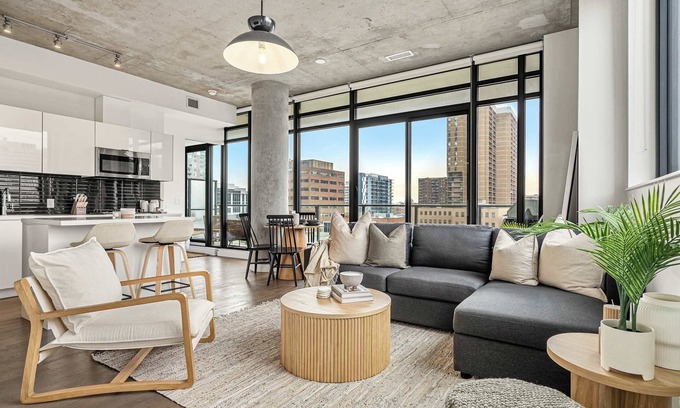 Connaught Apartment | The Domain | Skyline View | King Beds | Pool | Gym