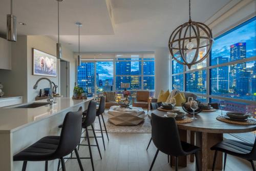 Victoria Park House | "The Draper" - Luxury Corner Unit w Tower View, - Near Stampede, Saddledome, BMO Centre! FREE Parking, Banff Pass, & Wine!
