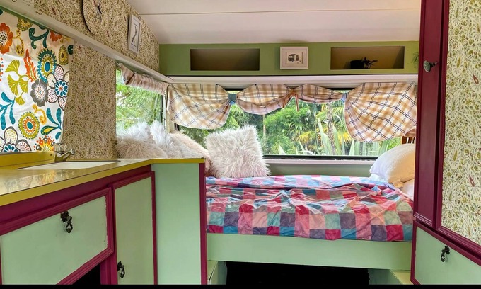 Whakamarama Cabin | The Ducks Nest Cabin . Beachside unique farm stay. Privacy. White sandy beach.