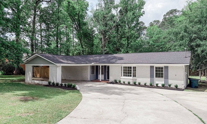 Statesboro House | The Eagle Lounge in Statesboro, GA