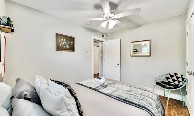 Old East Dallas Apartment | The Eastside Flat ARBORETUM TICKETS INCLUDED