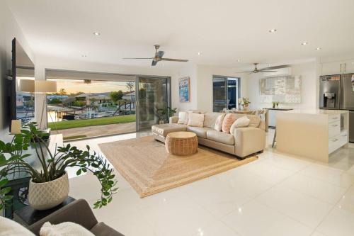 Broadbeach Waters House | The Elouera - Riverfront Haven near Surfers Paradise
