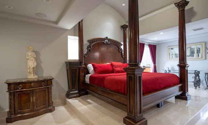 Greenway Plaza-Upper Kirby Apartment | The Emperor’s Suite – Central Houston Luxury