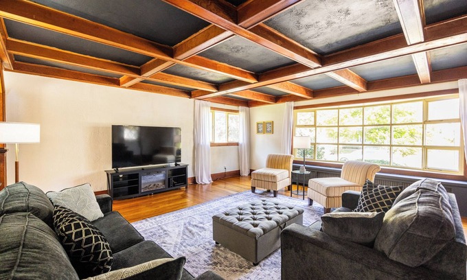 Saratoga Springs House | The Entire Lincoln Property