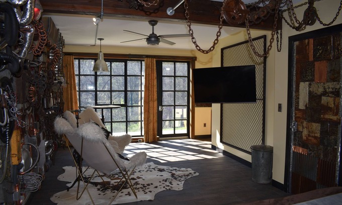 Asheville Apartment | THE FACTORY @UTOPIA ~ POOL ~ KING BED ~ HOT-TUB ~ 2M DTN