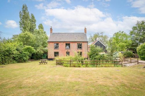 Framlingham House | The Farmhouse Boundary Farm Framlingham