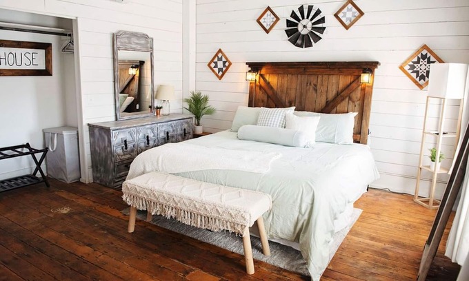 Carrollton Apartment | The Farmhouse Loft "Greene County's Guesthouse"