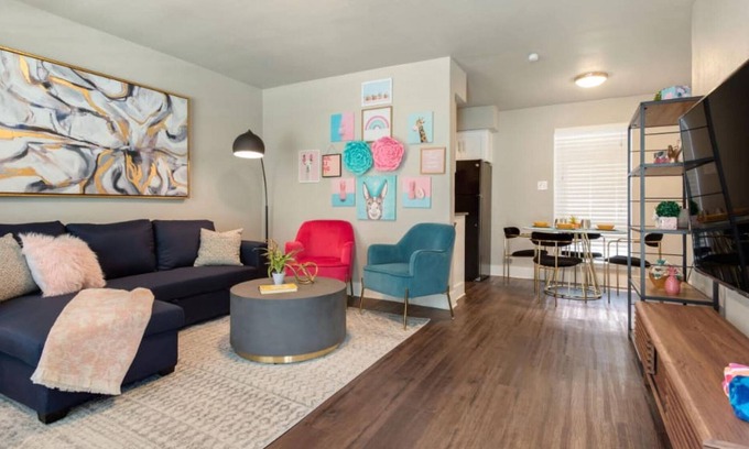 Highland Park West Apartment | The Flamingo 103 l No Service Fees Pool 65 TV