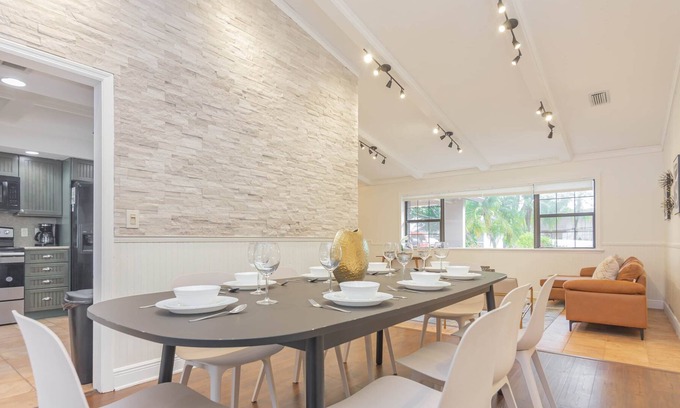 Cooper City House | "The Flamingo" CooperCity pool ranch, family pets