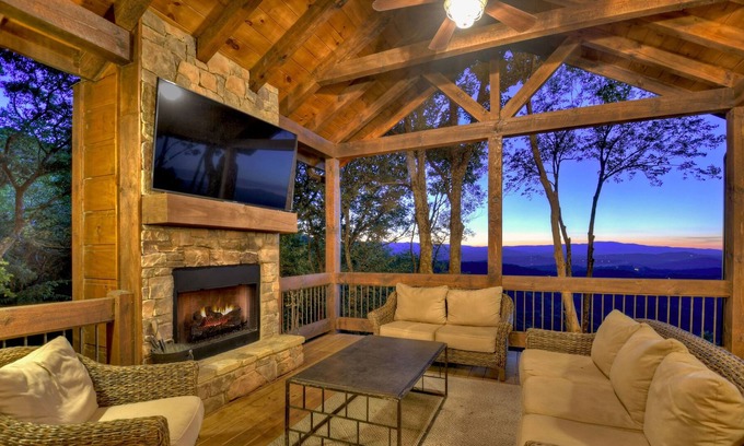 Blue Ridge Cabin | "The Flight Deck" Most AMAZING VIEWS in all of Blue Ridge. 4 bedrooms ALL KING BEDS!