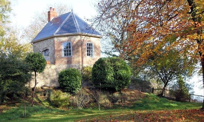 Corton Cottage | THE FOLLY AT CASTLEBRIDGE, pet friendly, with open fire in Mere