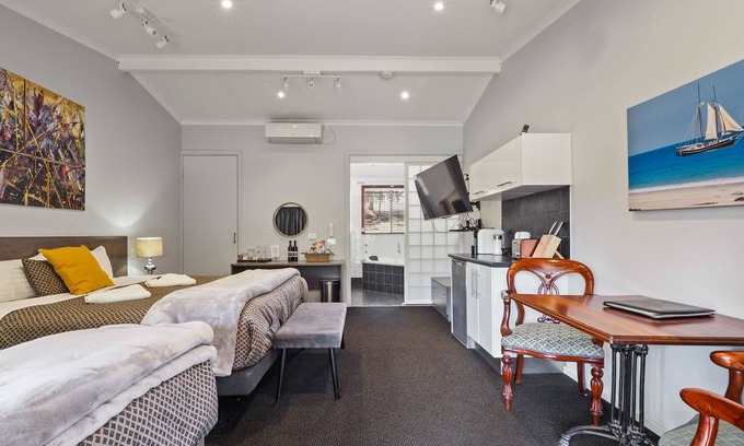 Pemberton Apartment | The Forest Studio Deluxe King Suite with Spa and Forest Hill Views