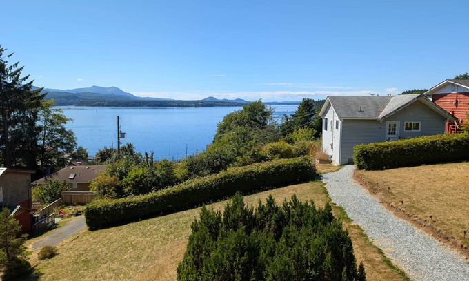 Alert Bay Apartment | The Founder's Vista Suite, Spacious, Panoramic Ocean Views