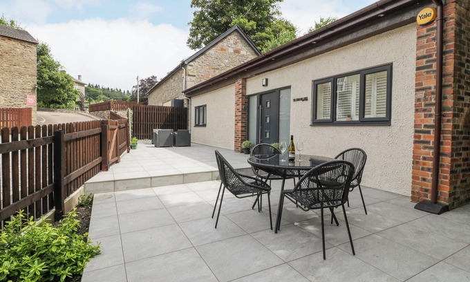Lydney Cottage | THE FOUNTAIN LODGE, with a garden in Parkend