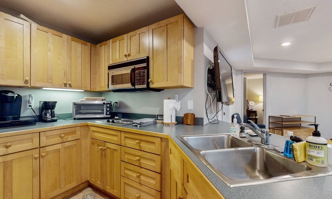 Hendersonville Cabin | The Fox Den | Lush Forest Retreat | Patio & Direct Trail Access