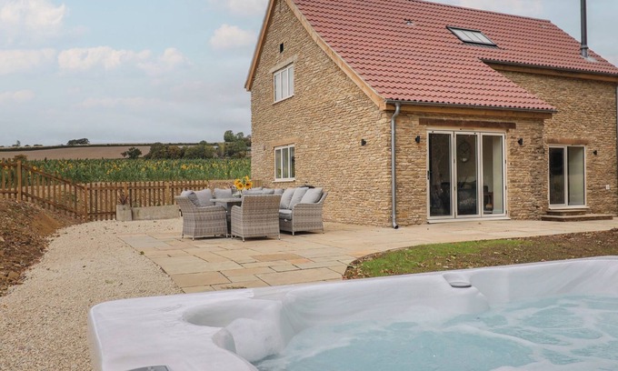 East Chinnock Cottage | THE FOX DEN, pet friendly, with hot tub in Yeovil, Somerset