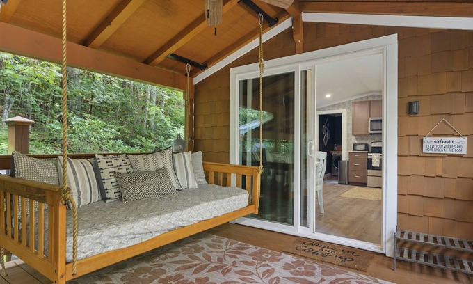 Flat Rock Cottage | The Gala Getaway @ Backyard π Cottages