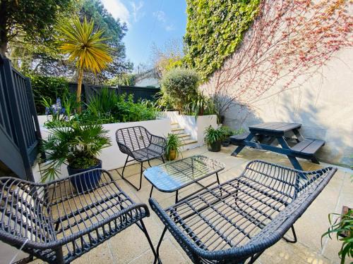 Newquay City Centre Apartment | "The Garden Apartment Newquay" by Greenstay Serviced Accommodation - Beautiful 2 Bed Apartment With Parking & Garden Terrace, Dog Friendly, Close To Beaches, Shops & Restaurants - Perfect For Families, Couples, Small Groups & Business Travellers
