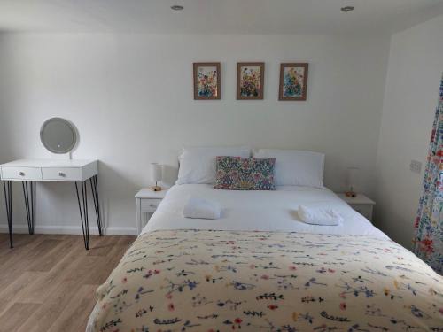 Hewish House | The Garden Room at Poplar Cottage