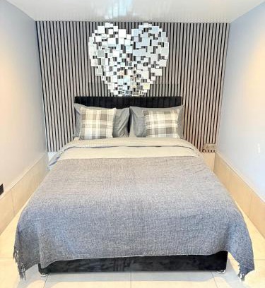 Luton House | The Garden Studio - Private, Modern, Cozy, Ensuite in a Quiet Area