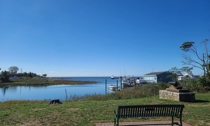 Clinton Cottage | The gardners Cottage 1 mile from long Island Sound - pet friendly