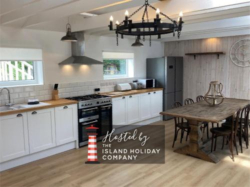 Freshwater Bay Apartment | The Gate-Stunning Garden Apartment with Hot Tub in Freshwater Bay