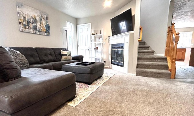 Southeast Boise House | The Getaway SE Boise Condo Across the street from Greenbelt, Bown Crossing and Boise River 3BD 3Bath, 4 beds! Lovely, Homey, Dining table seats 6