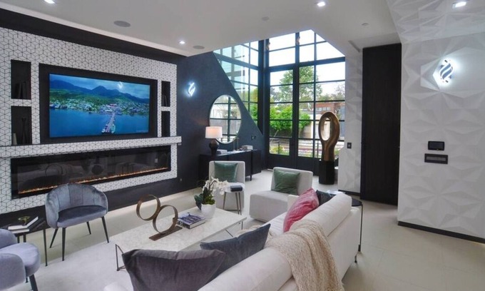 Venice House | The Glass Ladies of Venice, Loren: Lady of Deco