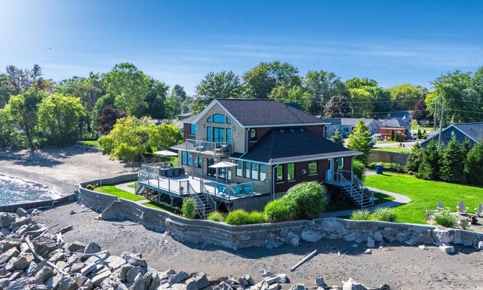 Wheatley House | The Glasswater Lake Estate surrounded by Natural Conservation Areas