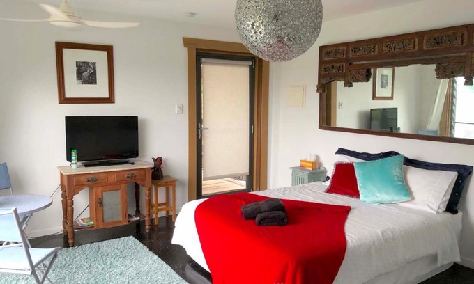 Uki House | THE GOLDEN RETREAT POOL HOUSE