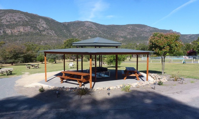Halls Gap Hotel | The Grampians Motel & The Views Restaurant