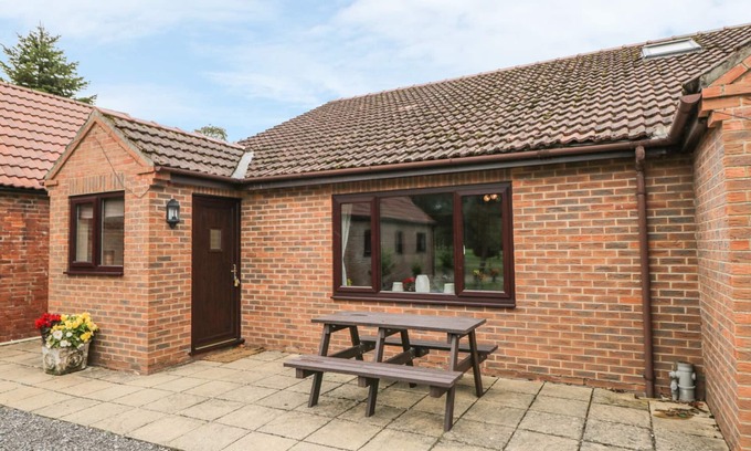 Storwood Cottage | THE GRANARY, pet friendly, with a garden in York