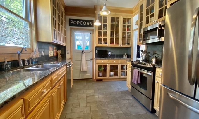Wallace House | The GREAT CATSBY 4bd Queen Anne historic home, walk to town