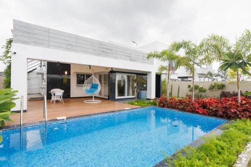 Hosur Apartment | The Green Haven by StayJade2BHKACPoolLawn