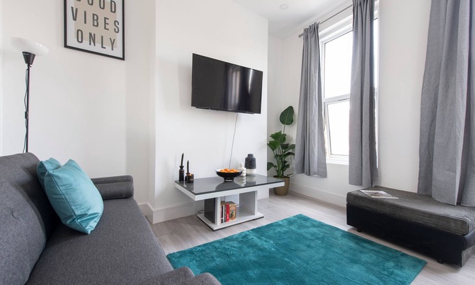 Stratford Apartment | The Grey Grove Pied-à-Terre at Stratford's Maryland Station