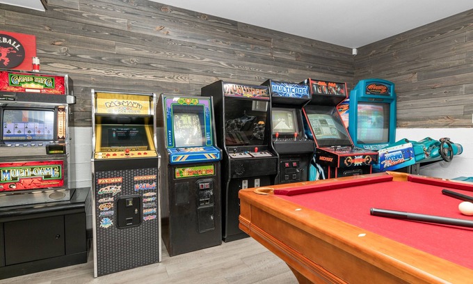 Winter Park House | The Grizzlies Den - Arcade Game Room, Pool Table, Air Hockey, Deck, BBQ, AC
