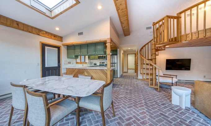 Windham Condo | The Haüs Windham - Luxury 2 Bedroom Suite w Loft