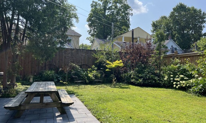 Stratford Apartment | The Happy House - 5 bedrooms! Right downtown.