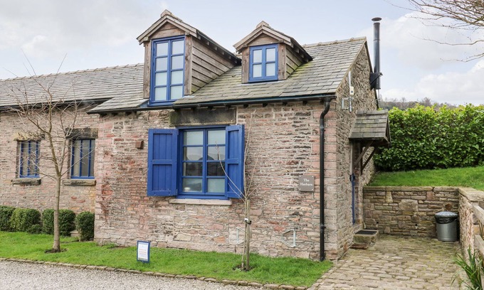 High Peak Cottage | THE HAY BARN, pet friendly, with open fire in New Mills