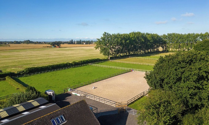 Chichester Cottage | THE HAYLOFT, romantic, character holiday cottage in Chidham