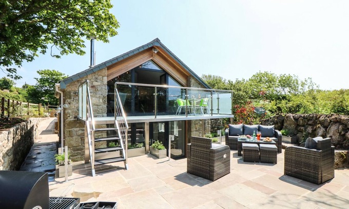 St Just Cottage | THE HAYLOFT, ST JUST, pet friendly, luxury holiday cottage in St Just