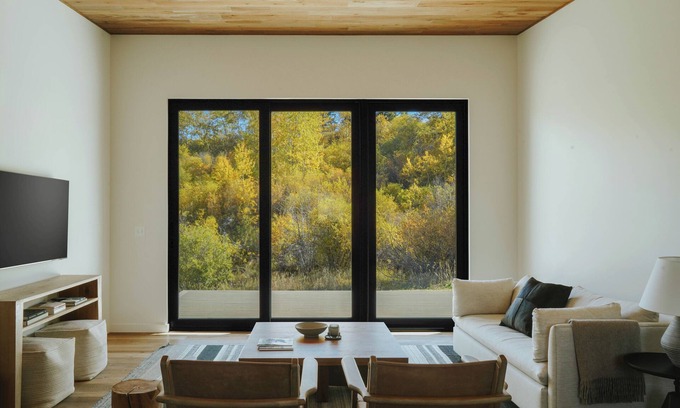 Emigrant House | The Heron. Horse Creek Cabins. Lux 2 bed/2 bath with King Bed, AC, Creek Front.