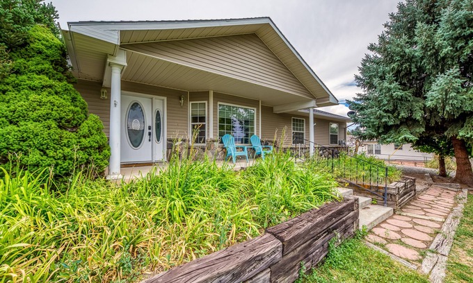 Cedaredge House | The Hidden Gem House- 3 Bedroom house with hot tub