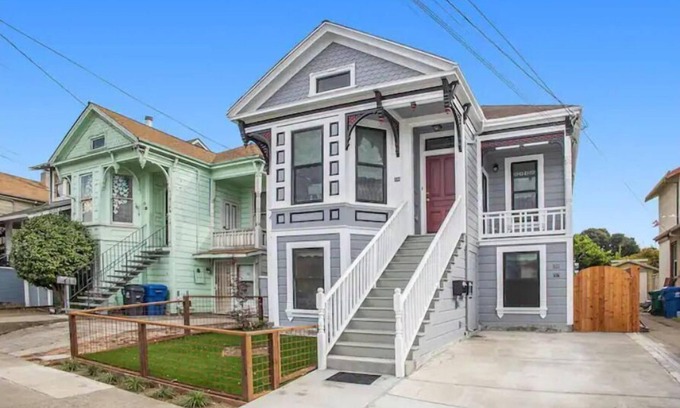 West Alameda House | The Hidden Gem- Pristine Renovated Flat Near Beach