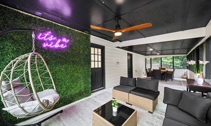 Stockbridge House | The Hidden Oasis-Beautiful 4 bdrm home in Jonesboro minutes away from Atlanta!