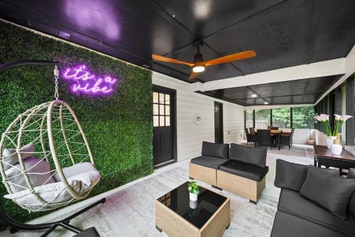 Stockbridge House | The Hidden Oasis! Minutes to dwntwn and ATL airpt!